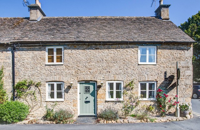 Beautifully presented dog friendly holiday cottage in the Cotswolds with a courtyard garden - Heath