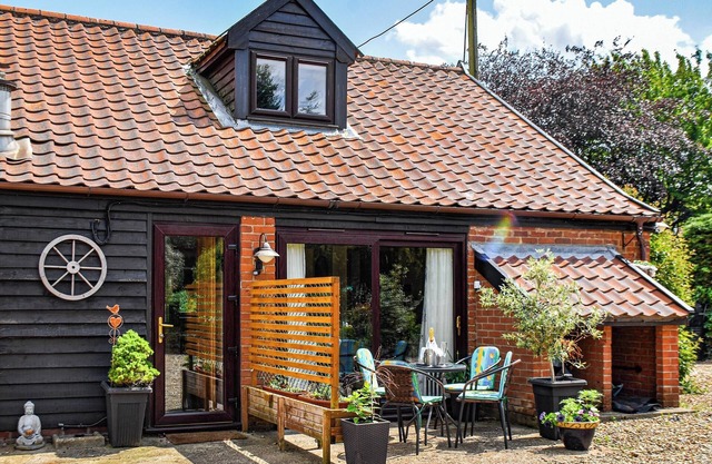 Beautifully presented contemporary cottage with stylish furnishings.