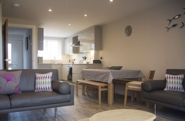 Beautifully presented modern 3 bedroom town house in central Falmouth location