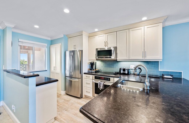 Beautifully renovated top floor condo with lake view, minutes from the beach
