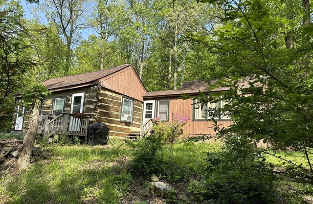 Beautifully Restored Log Cabin in Bluemont, VA