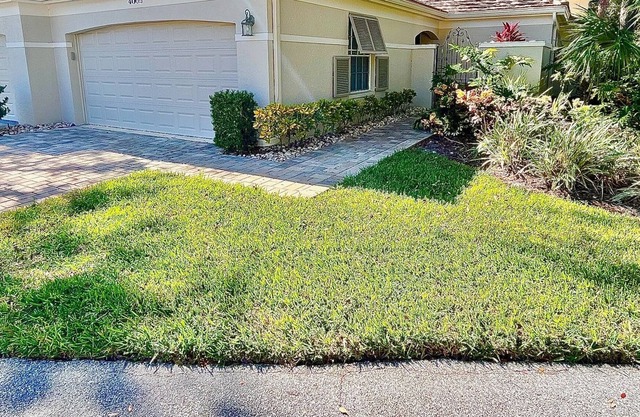 Beautifully updated 3bed/2bath Villa with a 2 car garage in The Meadows!