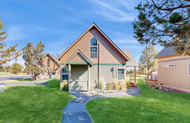 Beautifully updated, golf-course-front chalet with deck, pools, hot tubs & gyms