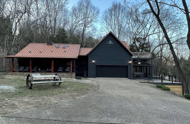 Beaver Lake Log Cabin, Lakefront on 6 Private Acres, 6 Person Hot Tub & Firepit