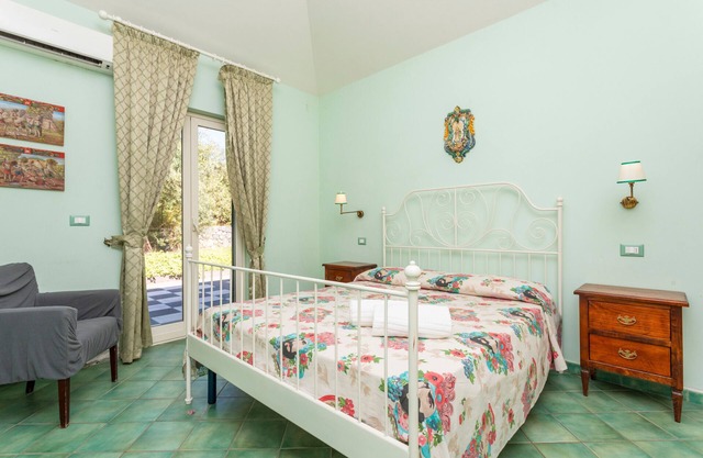 Bed and Breakfast 'Terra' with Sea View, Shared Pool and Wi-Fi