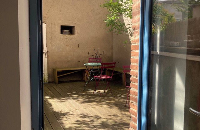Bed and breakfast with outdoor courtyard. 500m from train station.