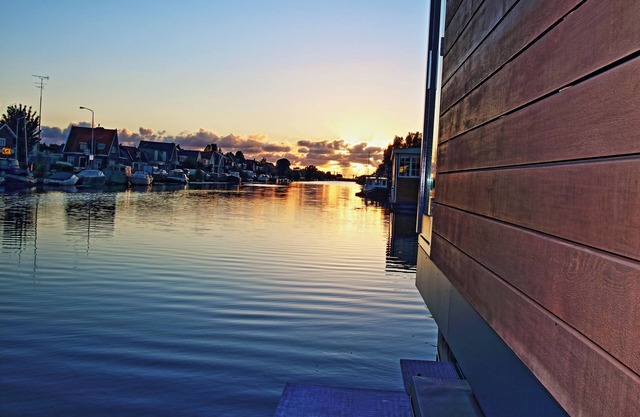 Bed & boat, apartment on houseboat, free parking, free city bikes.