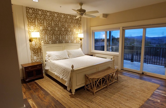Bedroom 1 - Modern Farmhouse Styled Lodge with Beautiful Views and a Restaurant