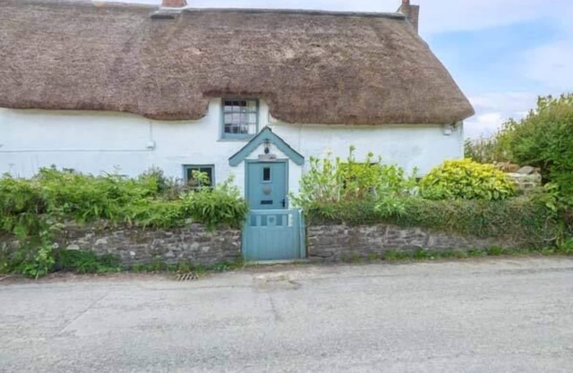BEE HIVE COTTAGE, pet friendly, with open fire in Morwenstow