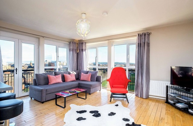 BELFAST 3 BED PENTHOUSE APARTMENT ~ Stunning City Views Free Parking Free Wi Fi