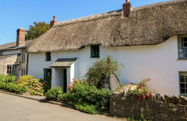 BELL BUOY COTTAGE, pet friendly, with a garden in Morwenstow