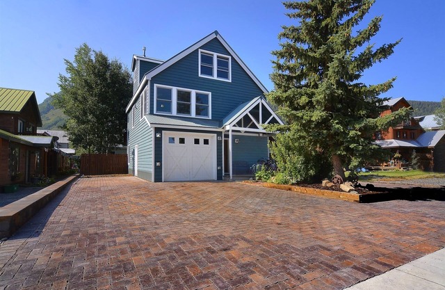 Bella View/Pet Friendly Luxury Home in Town! Walk to it All! Hot Tub! Garage