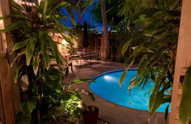 Belle Flower Oasis: 3-bedroom cottage with 2 heated pools - downtown Lake Worth
