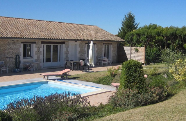 Belle Longère Avec Piscine,110 m2, Dans la Campagne Charentaise,