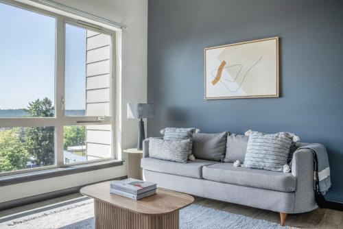 Bellevue jr 1br w firepits games nr dining SEA-617