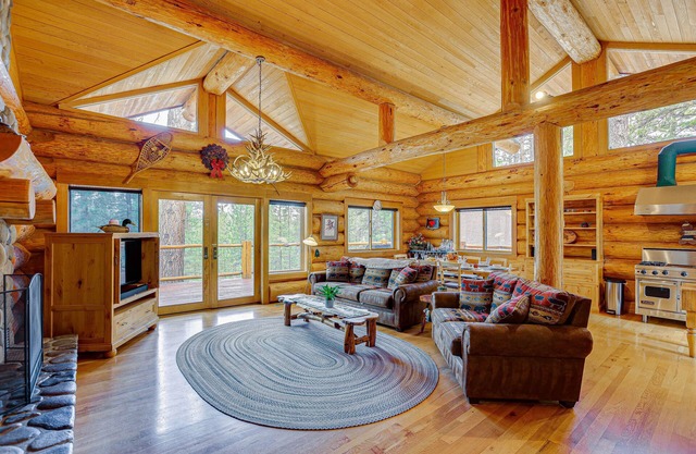 Bend Getaway with Cozy Fireplace