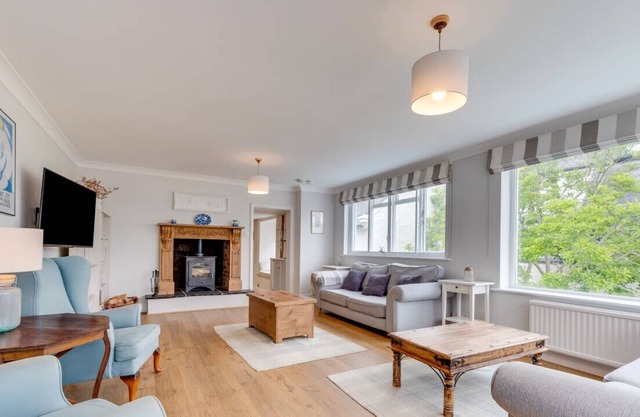 Beresford House - Three Bedroom Apartment, Sleeps 7
