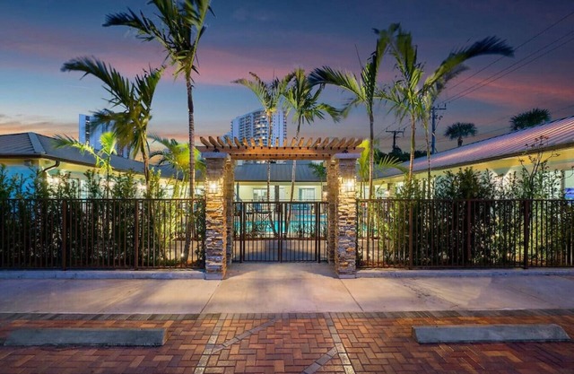 Bermuda Bungalows #4 🌴🏄‍♀️Quick Walk to Public Beach 🏊🩴Pool/Spa On-Site 🏖️🌅Downtown Singer Island 🌊😎Walk to Restuarants, Bars, Shops 🐬🌞Free On-Site Parking!