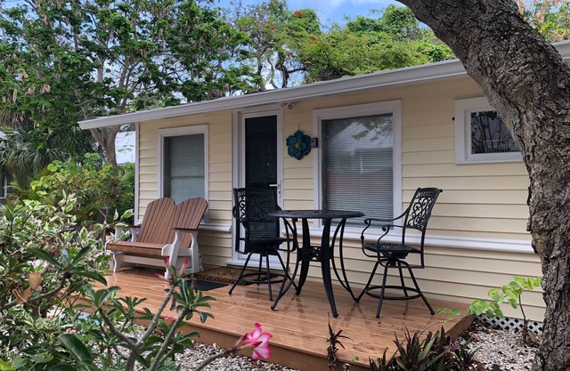 Bermuda-esque Island Cottage! Steps to Sand! Beach to Bay