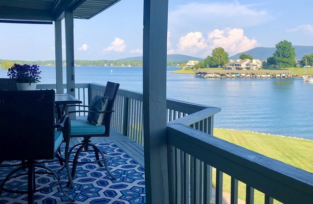 Bernard's Landing, closest to lake, two comfortable king-size beds!
