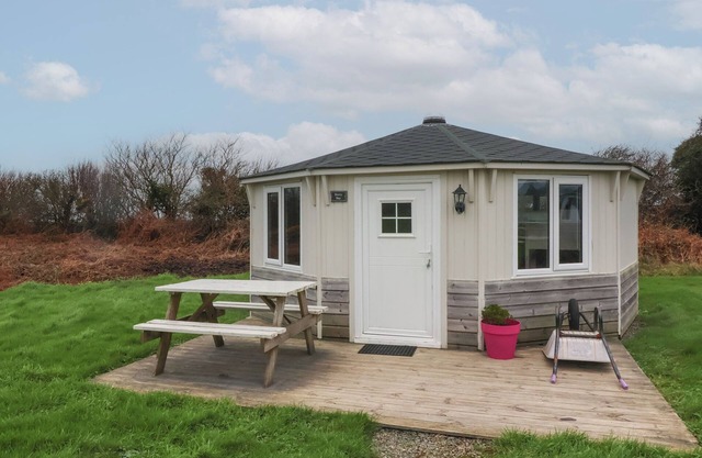 BERRY BAY, with hot tub in Hartland