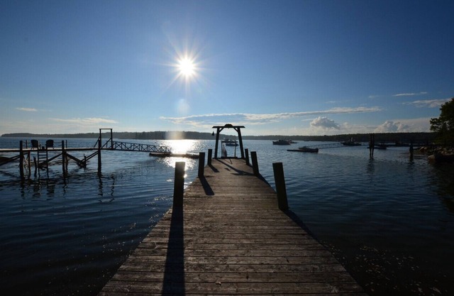 Berry Cottage, private dock, overlooking a sandy beach and bustling harbor