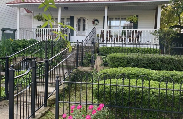 BESSIE'S LANDING - Charming Cottage in Jefferson, TX Historic District