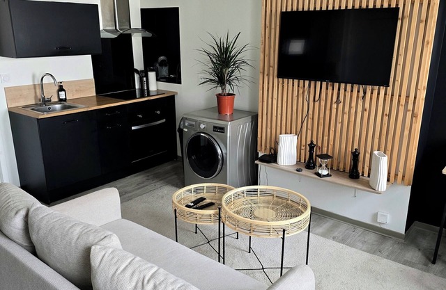 Besson Bey II - Ideal for couples & professionals - Patio - WiFi - Near train station - City center
