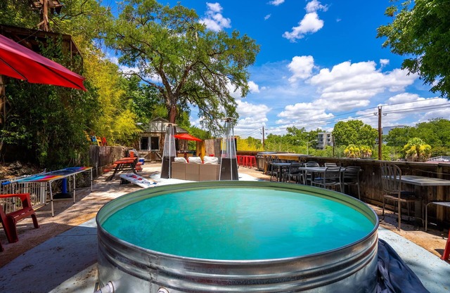 《Best Austin Location ❤Huge Patio w HEATED Cowboy Pool & 65" TV❤ Skyline Views》