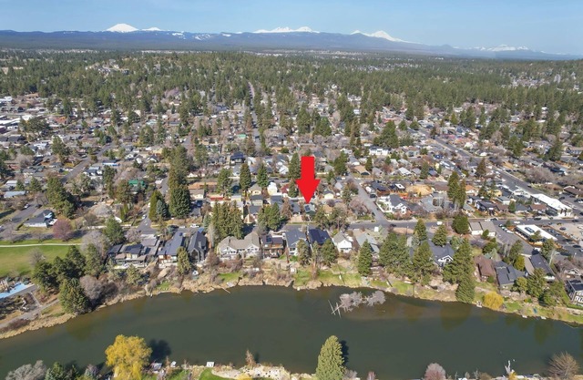 BEST location in Bend! ~HOT TUB!~