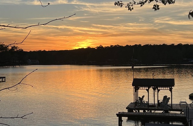 Best Sunset on Lake Martin. Minutes from Parker Creek Marina/The Landing.