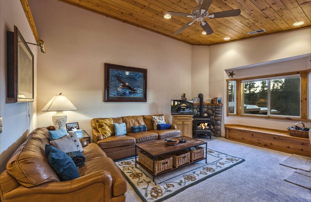 Best Tahoe Donner Location. EV Charger. Fast WiFi. Unlimited Hot Water.