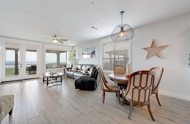 BEST View of Lake Travis! Largest 3 Bed-3 Bath Floor Plan-THE HOLLOWS-Sleeps 8