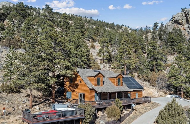 Best views in Estes, hot tub, deck and more!