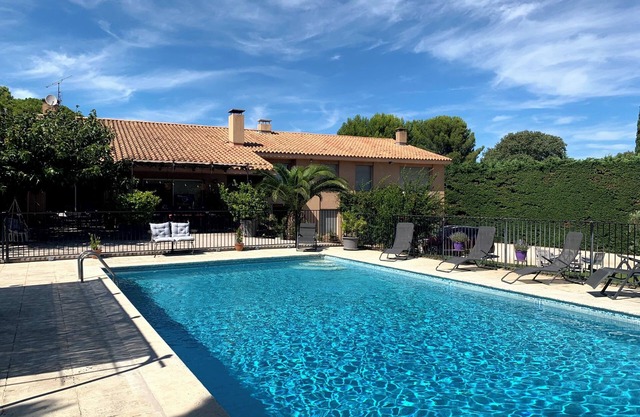 Between Alpilles and Luberon - Large family house 10 pers - swimming pool