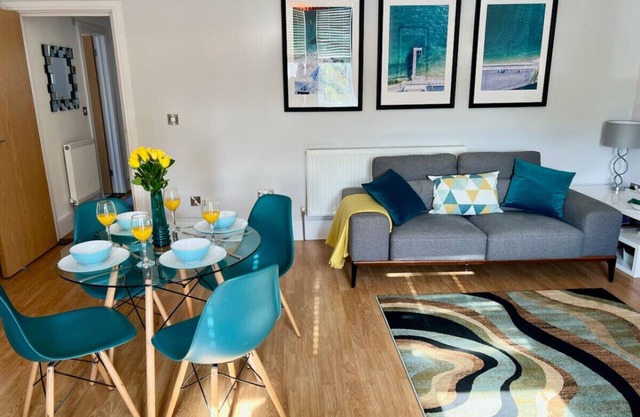Between beach & shops - Private parking en-suite