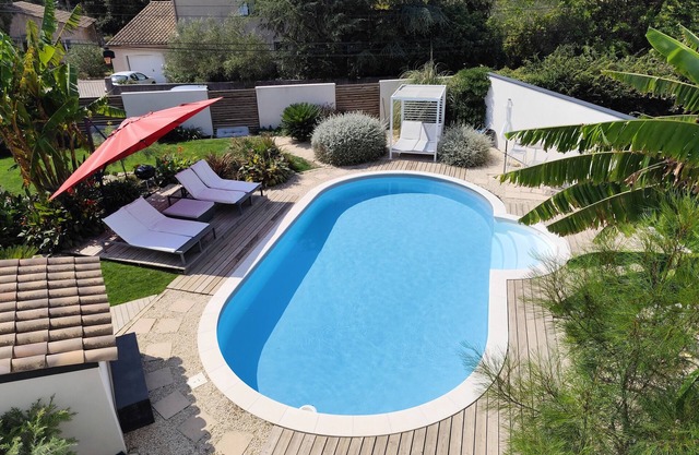 Between Nîmes and Montpellier, 8-person air-conditioned villa with swimming pool.