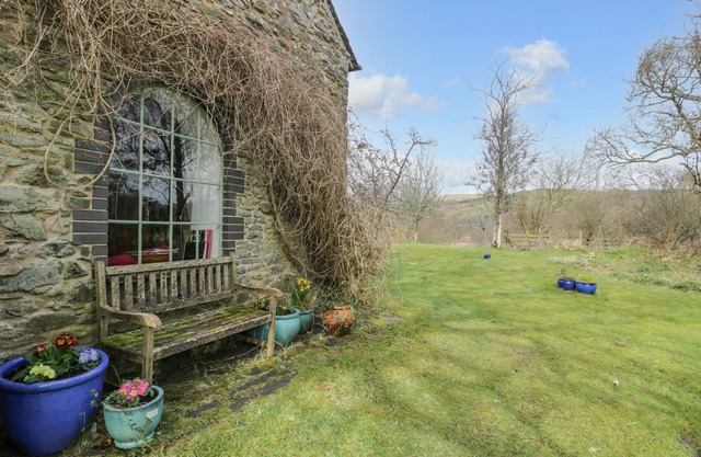 BEUDY DOLPEBYLL, family friendly, with open fire in Llangadfan