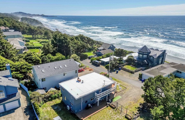 Beverly Beach Home-Deck with Ocean View-Fire Pit