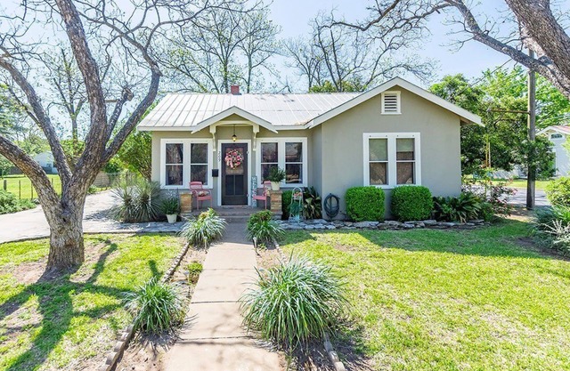 Beverly Haus - 2 blocks from downtown - Romantic Getaway