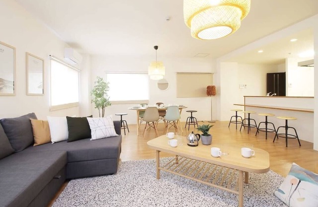 bHOTEL246 Large 2BR Apt 10PPL near Peace Park 301