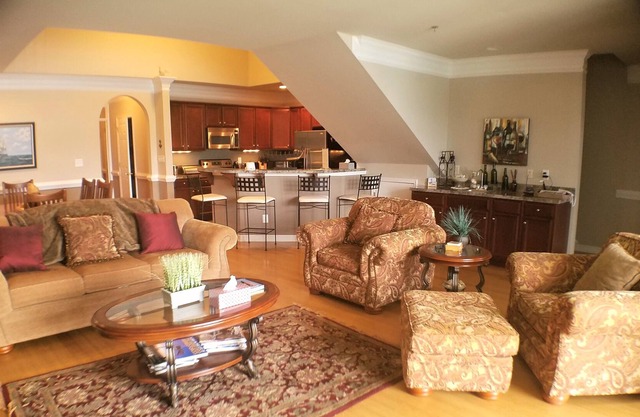 Bi-Level Penthouse 3bedroom Top Floor Mariners Landing w/Amenities