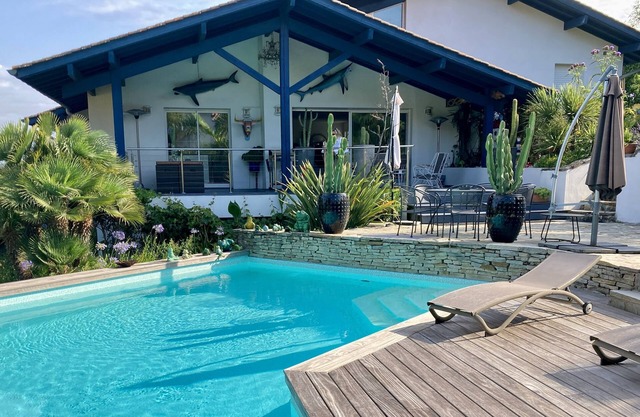 BIARRITZ in summer, villa golf de BASSUSSARRY heated swimming pool