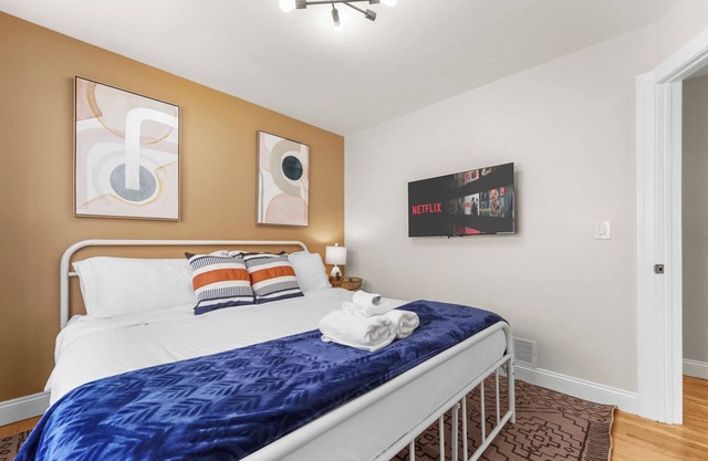 Big 3br 1.5ba Free Parking Sleeps 10 Deck
