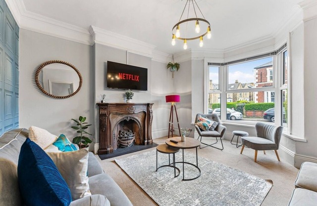 Big 6 Bed house, 3 Bath, Parking