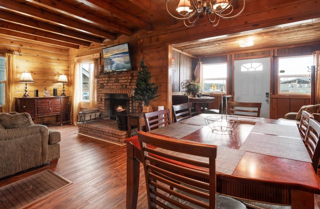 Big Bear Cabin - Walk to Lake/Village, Centrally Located, Fireplace
