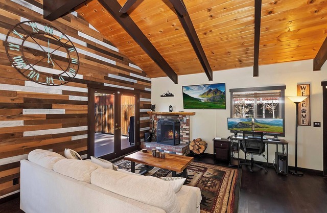 Big Bear Escape By Destination Big Bear: Modern Cabin Elegance! Gameroom! Hot Tub! Fenced Yard!
