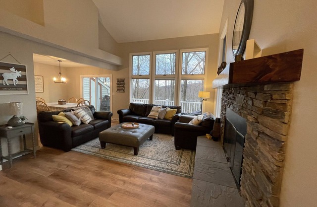 Big Boulder Ski House/Lake Harmony- .4 miles to Ski Mountain and Lake