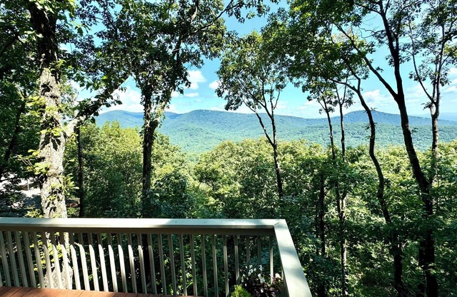 Big Canoe Mountaintop Home with Hot Tub close to amenities