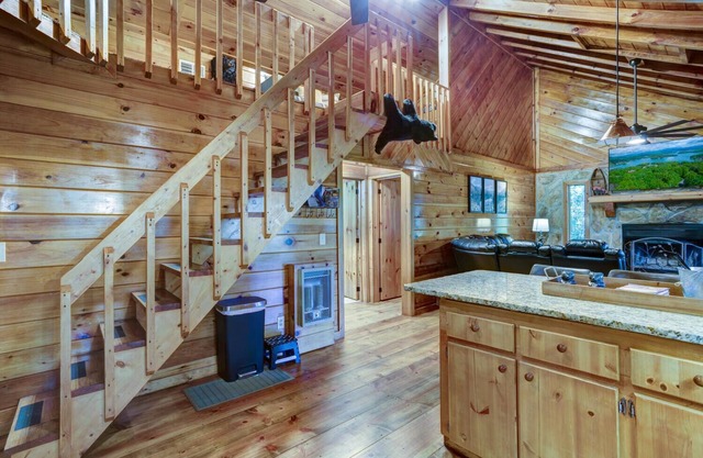Big Foot Escape Cabin|Hot Tub| Fire Pit|Games|Pets